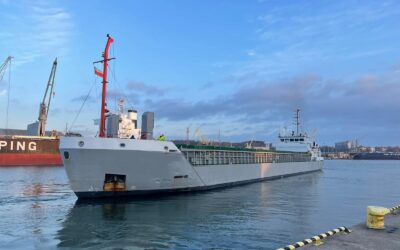 Kolejna pełnostatkowa partia profili stalowych wyrusza z portu w Gdyni. Cel – Wielka Brytania.