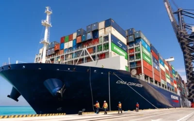 CMA CGM Iron, pierwszy dwupaliwowy statek na metanol płynący do Abu Zabi, zawija do historycznego portu Khalifa Port