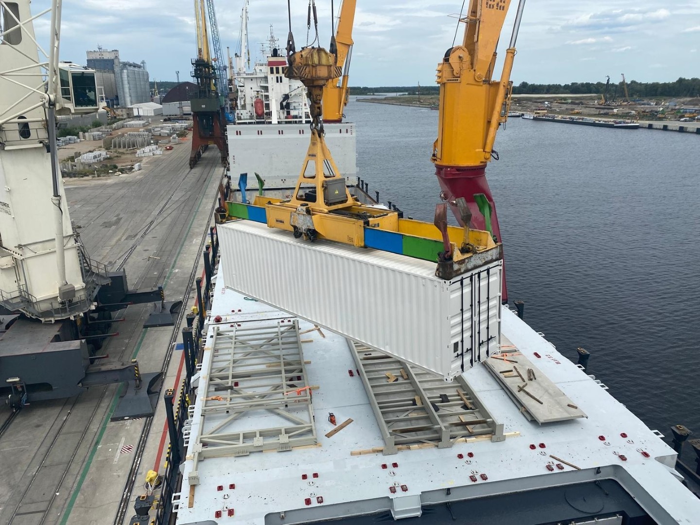 Etap 3: Czarter statku – pełna kontrola nad frachtem