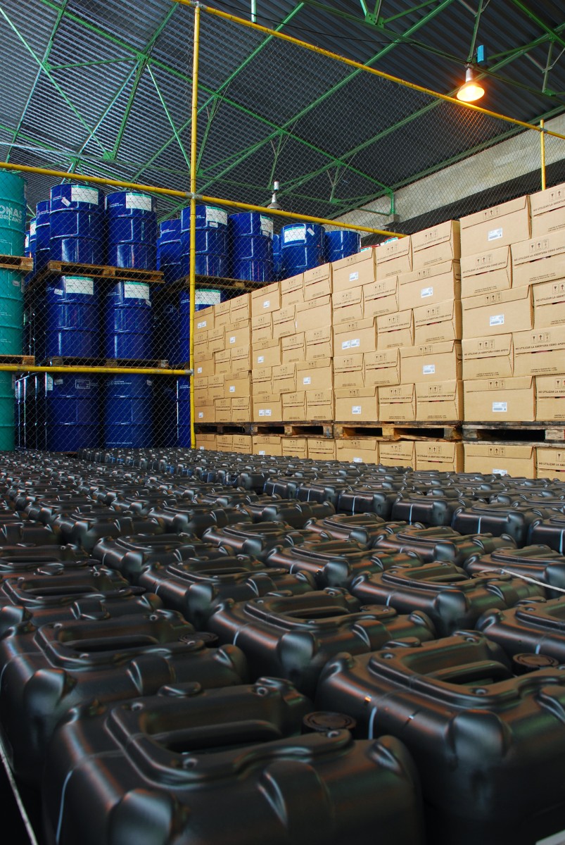 Pakowanie i przygotowanie przesyłek chemicznych